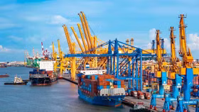 Cán cân thương mại hàng hóa Việt Nam tiếp tục xuất siêu