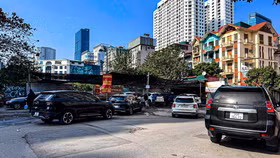 Tiệm rửa xe đông khách dịp Tết