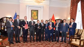 Phó Thủ tướng Chính phủ Hồ Đức Phớc và lãnh đạo cấp cao Việt Nam chứng kiến ký kết thỏa thuận hợp tác của các doanh nghiệp trong khuôn khổ chuyến công tác nhằm thúc đẩy quan hệ kinh tế – thương mại song phương Việt – Mỹ 