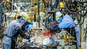 Đơn hàng cuối năm tăng vọt, sản xuất Việt Nam duy trì đà bứt phá bất chấp thiên tai