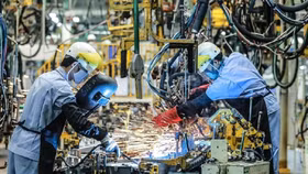 Đơn hàng cuối năm tăng vọt, sản xuất Việt Nam duy trì đà bứt phá bất chấp thiên tai