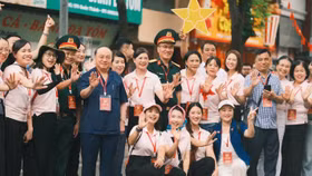 Khối Doanh nhân Việt Nam “vượt nắng thắng mưa” hợp luyện cùng lực lượng quân đội, công an trên quảng trường Ba Đình