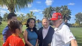 Bà Allison Huynh (váy xanh) có mặt tại dinh thự của Tổng thống Mỹ cùng bà Nguyễn Thị Phương Thảo (áo dài)