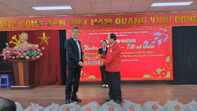 Ông Lê Thanh Huyến, Chủ tịch Hội Chữ thập đỏ phường Cống Vị (ảnh phải) đón nhận tình cảm và sự sẻ chia của đại diện Hiệp hội HBA