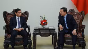 Phó Thủ tướng Trần Hồng Hà mong muốn tập đoàn CRSC, cũng như các doanh nghiệp đường sắt hàng đầu Trung Quốc hợp tác chặt chẽ với doanh nghiệp, đối tác phía Việt Nam