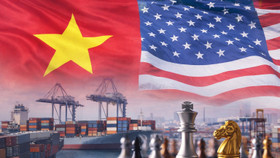 Toà bác thuế Trump, hàng Việt vào Mỹ tựa “hổ thêm cánh”