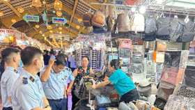 Lực lượng quản lý thị trường kiểm tra tại các gian hàng