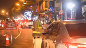 Người dân không có liên quan không được giám sát CSGT trong khu vực đang làm nhiệm vụ