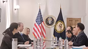 Thứ trưởng Bộ Công Thương, Phó Trưởng Đoàn đàm phán Chính phủ Nguyễn Sinh Nhật Tân làm việc với Phó Đại diện Thương mại Hoa Kỳ Rick Switzer khởi động các phiên đàm phán kỹ thuật