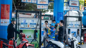 Giá xăng quay đầu tăng, giá dầu giảm