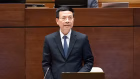 Bộ trưởng Thông tin và Truyền thông Nguyễn Mạnh Hùng trả lời chất vấn