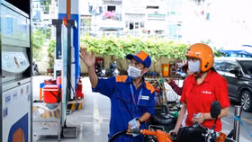 Giá xăng bật tăng sau hai phiên giảm liên tiếp