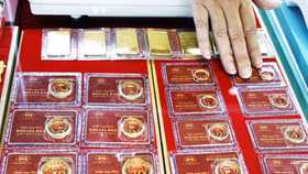 Vàng trong nước rơi mạnh theo thế giới, mất 2,5 triệu đồng mỗi lượng