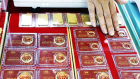 Vàng trong nước rơi mạnh theo thế giới, mất 2,5 triệu đồng mỗi lượng