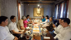 Chủ tịch VACOD-HBA thân tình đón tiếp kiều bào và người bạn Nga dự đại lễ A80