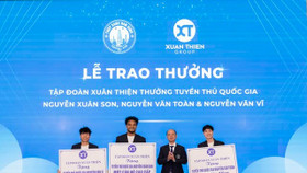 Xuân Son cùng đồng đội nhận giải thưởng lớn từ cơ quan chủ quản