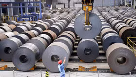 Mỹ dựng rào thuế thép: Việt Nam nguy cơ “vạ lây”?