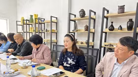 Bà Nguyễn Thị Thu Thuỷ, Phó Chủ tịch thường trực VACOD (áo xanh) và ban tổ chức thảo luận cùng các chuyên gia sẽ tham dự tọa đàm