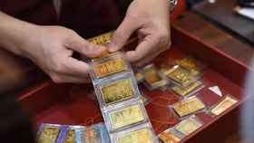 Vàng miếng tăng giá kỷ lục, doanh nghiệp đồng loạt báo "trắng hàng"