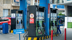 Giá xăng tuần này giảm mạnh 