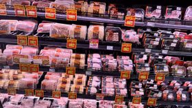 Sản phẩm của C.P. giảm giá sâu tại các quầy hàng, siêu thị