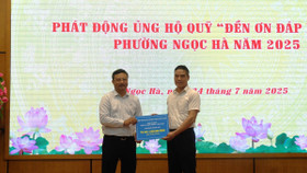 Ông Nguyễn Ngọc Luân, Bí thư Đảng ủy, Chánh văn phòng Hiệp hội Doanh nghiệp thành phố Hà Nội - HBA (bên phải) trao phần quà của HBA vào Quỹ "Đền ơn đáp nghĩa” năm 2025 của phường Ngọc Hà