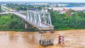 Cầu Phong Châu bị sập gây thiệt hại lớn về người và tài sản