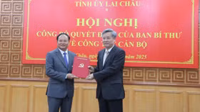 Đại diện Ban Tổ chức Trung ương trao quyết định cho đồng chí Lê Minh Ngân