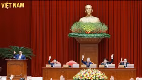 Các đại biểu biểu quyết thông qua chương trình hội nghị