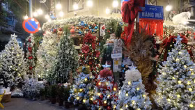 Không khí Giáng sinh ngập tràn, thị trường đồ trang trí sôi động