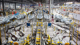 Ngành sản xuất Việt Nam khép lại năm biến động bằng "tín hiệu kép" 