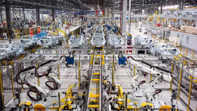 Ngành sản xuất Việt Nam khép lại năm biến động bằng "tín hiệu kép" 