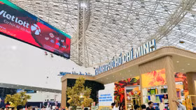 Người dân háo hức khám phá không gian mua sắm tại Hội chợ Mùa Thu lần thứ nhất năm 2025