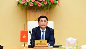 Bộ trưởng Bộ Công Thương Nguyễn Hồng Diên, trưởng Đoàn đàm phán