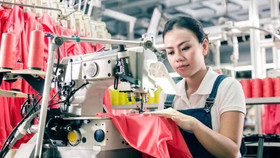 Số lượng đơn đặt hàng mới tăng mạnh, ngành sản xuất Việt Nam khởi đầu quý 4 rực rỡ 