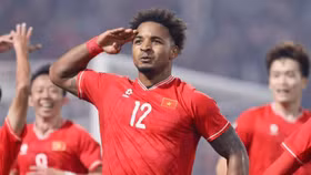 Biểu cảm đáng yêu của Xuân Son trên sân bóng sau khi ghi bàn