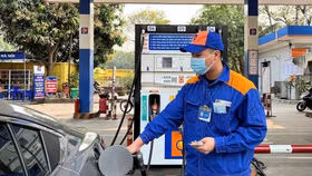 Giá xăng giảm trước Tết Nguyên đán