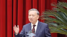 Tổng Bí thư nêu rõ, các cơ quan Đảng cần nghiên cứu thống nhất, sắp xếp, thực sự tinh gọn bộ máy và làm trước