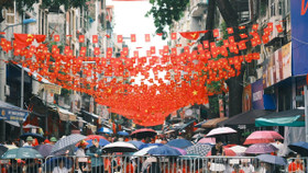 Người dân cắm trại, đội mưa trên khắp ngả đường Thủ đô chờ xem sơ duyệt diễu binh, diễu hành A80