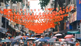 Người dân cắm trại, đội mưa trên khắp ngả đường Thủ đô chờ xem sơ duyệt diễu binh, diễu hành A80