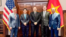 Bộ trưởng Nguyễn Hồng Diên đã có phiên đàm phán cùng lúc với Bộ trưởng Bộ Thương mại Hoa Kỳ Howard Lutnick và Đại sứ Jamieson Greer, Trưởng Đại diện Thương mại Hoa Kỳ vào ngày 12/6 tại Hoa Kỳ