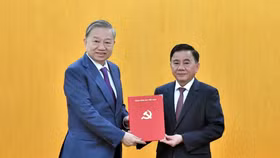 Tổng Bí thư Tô Lâm trao quyết định cho ông Trần Cẩm Tú