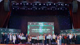 Các khách mời chụp ảnh lưu niệm cùng các đội chơi