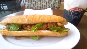 Ngoài đồ uống, Highlands Coffee còn cung cấp một số sản phẩm đồ ăn nhanh