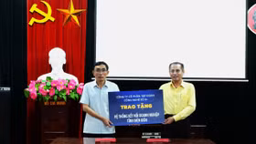 Ông Vũ Hồng Sơn, Giám đốc Sở Công Thương tỉnh Điện Biên và ông Hồ Minh Châu, Tổng Giám đốc Công ty Cổ phần tập đoàn Công nghệ số A+