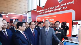 Các đồng chí lãnh đạo Đảng và Nhà nước; nguyên lãnh đạo Đảng và Nhà nước cùng các đại biểu thăm quan các gian hàng công nghệ tại Hội nghị