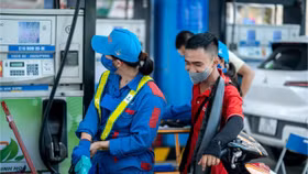 Giá xăng tăng, RON 95 vượt mức 20.000 đồng/lít