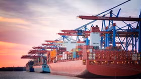 Cán mốc 900 tỷ USD, xuất nhập khẩu Việt Nam thăng hạng toàn cầu và củng cố vị thế xuất siêu