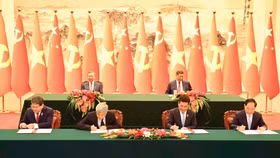 Lãnh đạo hai nước chứng kiến lễ ký kết hợp tác kinh tế