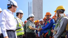 Ngày 12/2/2024 (tức mùng 3 Tết Giáp Thìn), Thủ tướng Chính phủ Phạm Minh Chính đã đi kiểm tra, động viên người lao động làm việc xuyên Tết tại công trình trọng điểm dự án nhà Ga hành khách T3 Tân Sơn Nhất